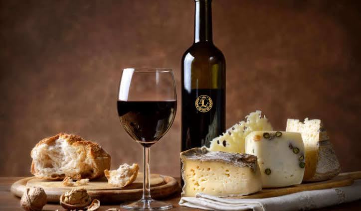Cantina con botti di vino, salumi appesi e forme di formaggio artigianale